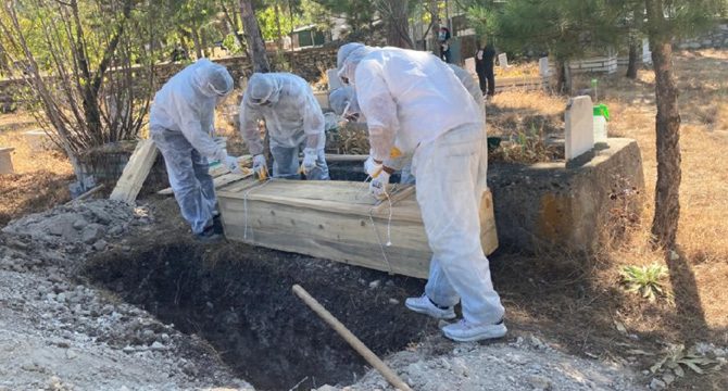 Koronavirüsten ölen 5 kişi, tabutlarıyla toprağa verildi