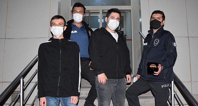 Parkta gezerken buldukları altın dolu kutuyu, polise teslim ettiler