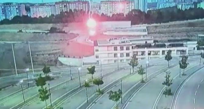 Derbide saha dışından içeriye meşale atanlar yakalandı