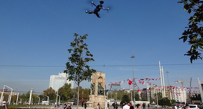 Taksim'de polis drone'la turistleri uyardı