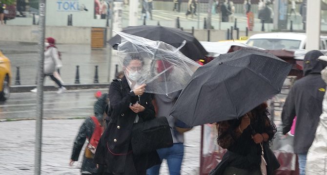 Taksim'de şemsiyelilerin zor anları