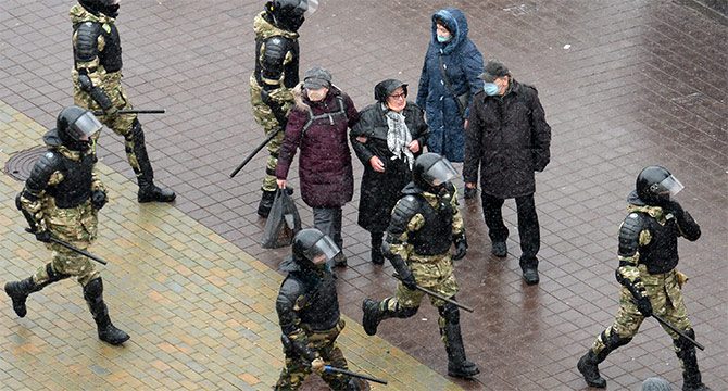 Belarus'taki protestolarda 250 kişi gözaltına alındı