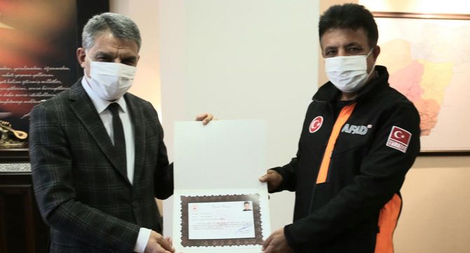 Ayda bebeği enkazda kurtaran ekibe başarı belgesi