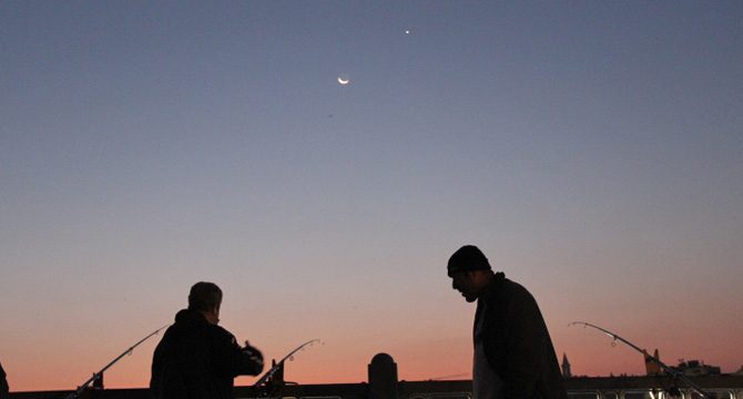 Gökyüzünde ay ile yıldız yan yana geldi