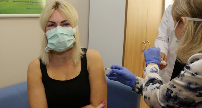 Akdeniz Üniversitesi Hastanesi'nde ilk aşı uygulaması başladı