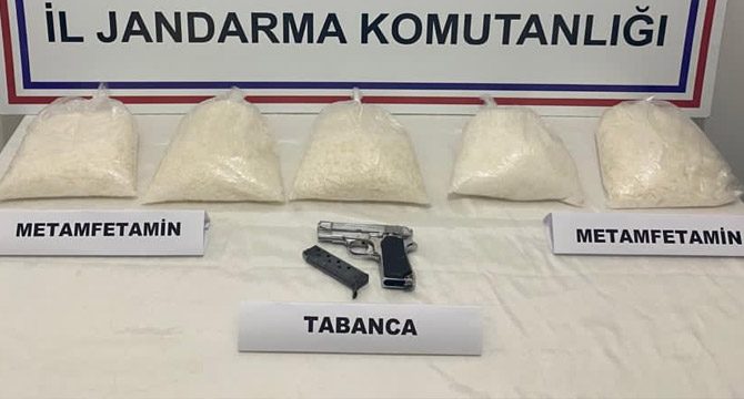 Otomobilin zulasından 1.5 milyon liralık uyuşturucu çıktı