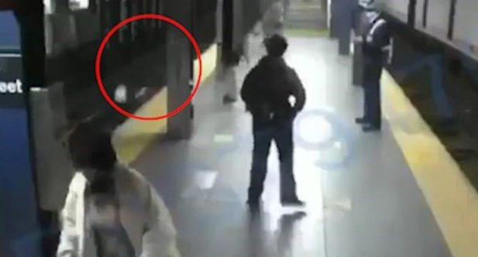 Tren bekleyen yolcu kadını raylara itti