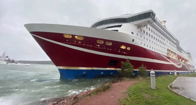 Yolcu gemisinde 400'den fazla kişi mahsur kaldı
