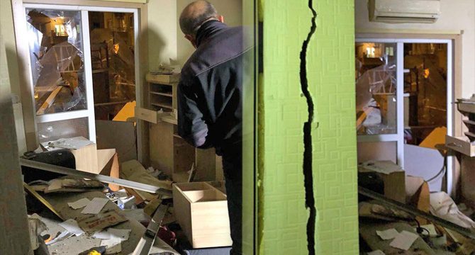 Patlama sonrası ev savaş alanına döndü