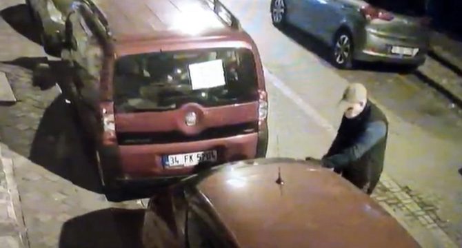 Otomobilin camlarını kırıp ses sistemini çalan hırsızlar anbean görüntülendi