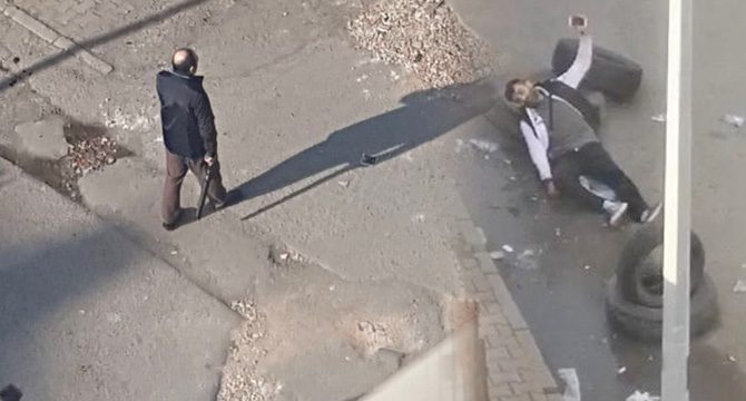 Oğlunu pompalı tüfekle vurup başında bekledi