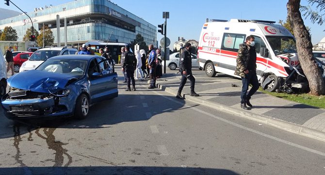 Yenidoğan bebeği taşıyan ambulans, otomobille çarpıştı