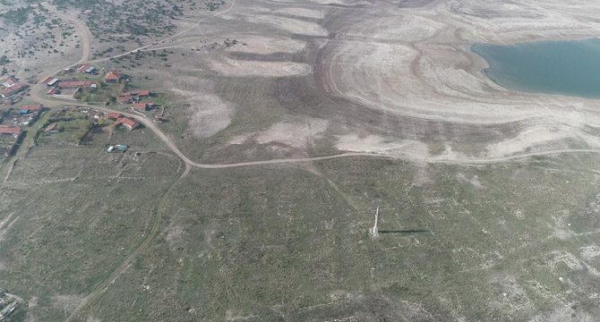 Baraj suları çekilince eski köy evleri oraya çıktı