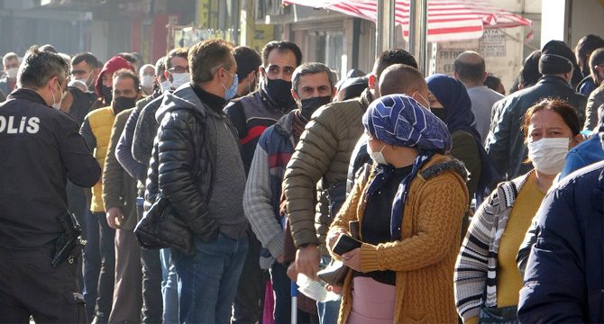 Koronaya rağmen 200 metrelik PTT kuyruğu