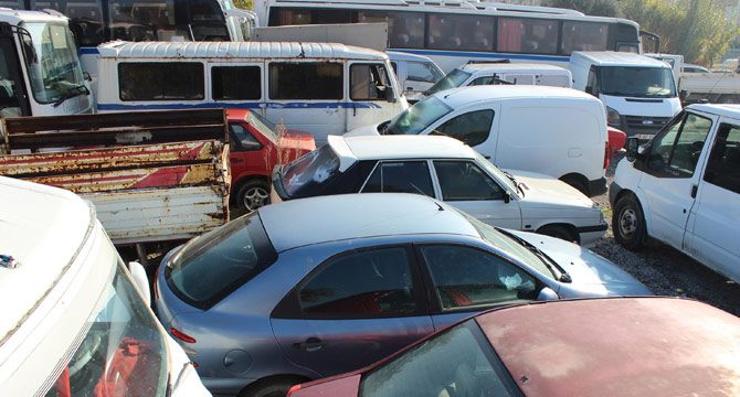 Çürümeye terk edilen araçların fiyatları dudak uçuklatıyor