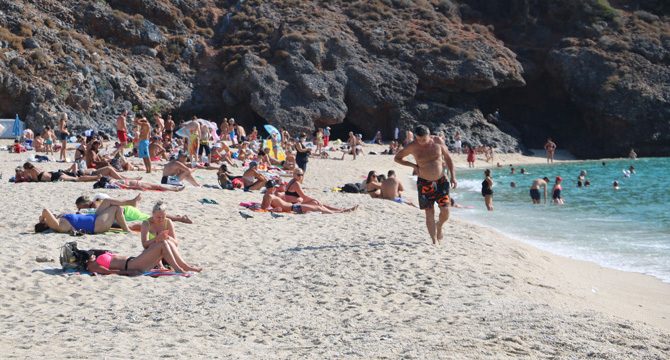 Alanya'da plajlar turistlere kaldı