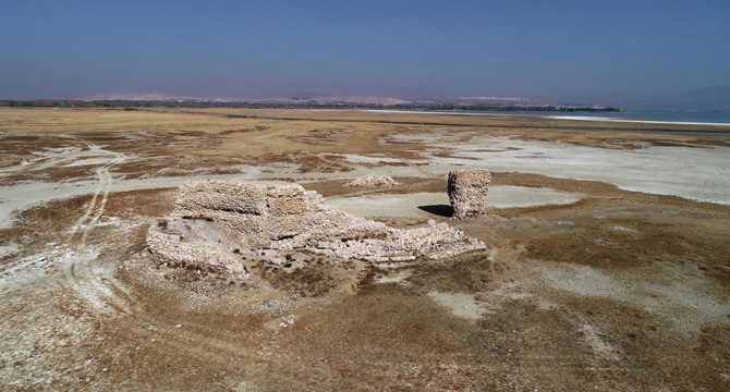 Van Gölü çekilince tarihi Erciş Kalesi ortaya çıktı