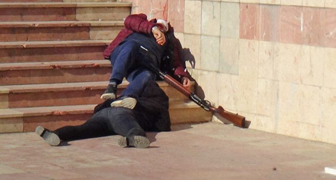 Mahkeme çıkışı eşine ve kayınpederine kurşun yağdırdı