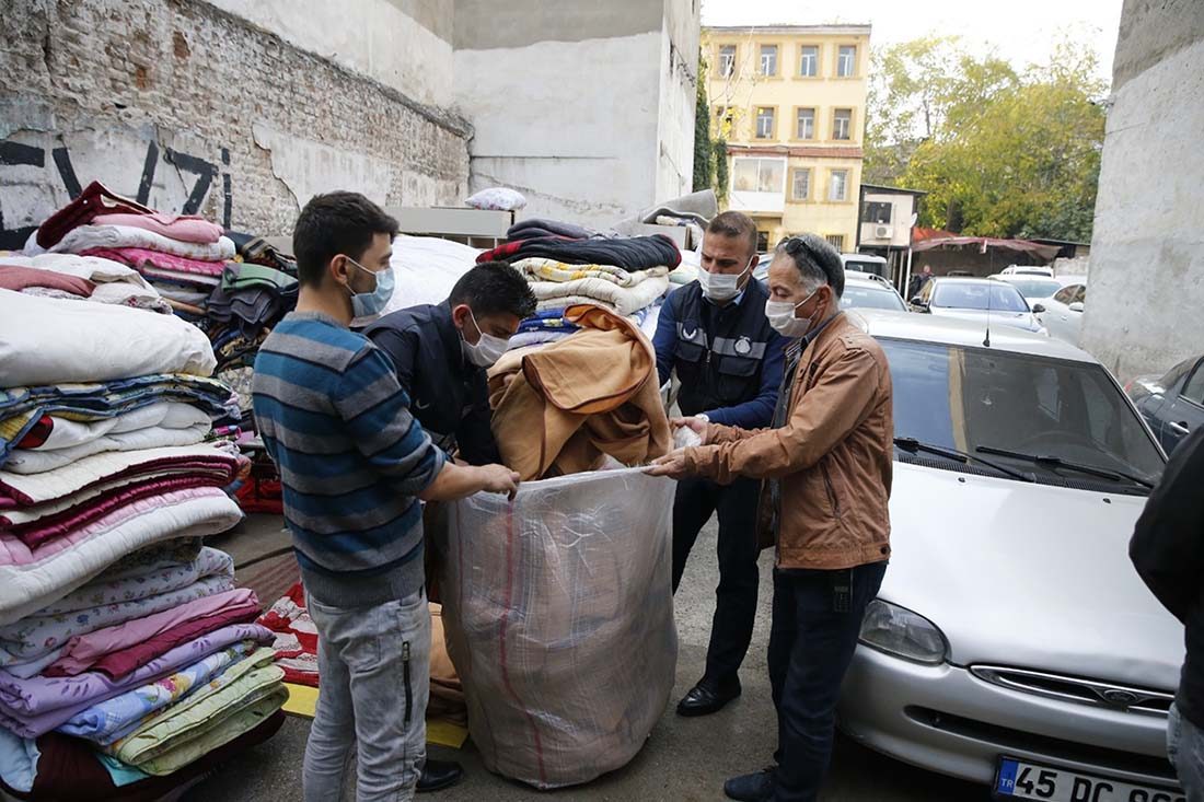 Depremzedelerin battaniyelerini satarken suçüstü yakalandılar