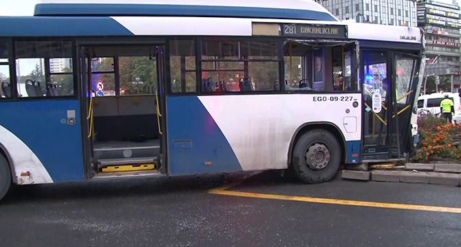 Ankara'da kırmızı ışıkta geçen otobüs başka bir otobüse çarptı: 17 yaralı