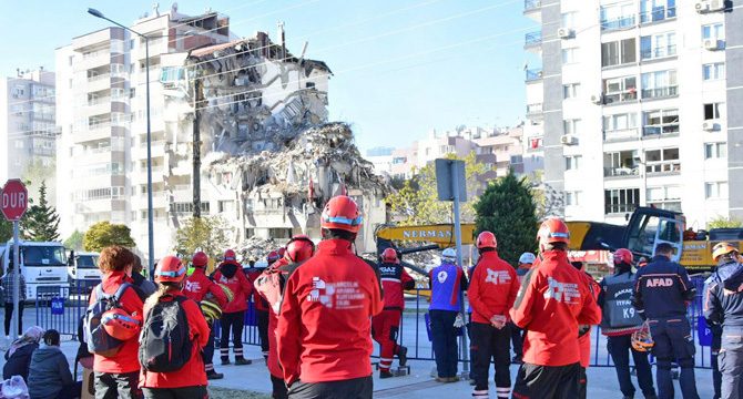 'Binası az hasarlı olan vatandaşlarımız evlerine girebilirler'