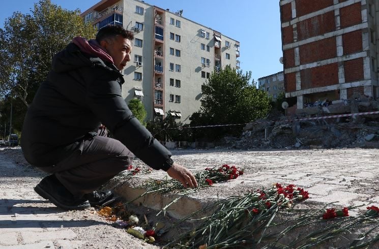 Enkaz başından ayrılmadı, 17 kişiyi tek tek teşhis etti