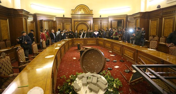 Ermenistan'da ortalık karıştı! Halk hükümet binasını bastı