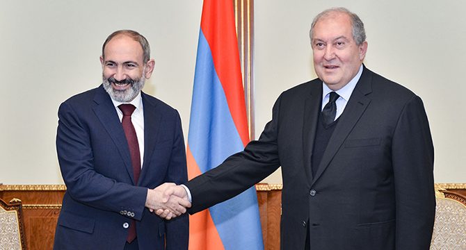 Azerbaycan'dan ağır darbe yiyen Ermenistan'da erken seçim sinyali