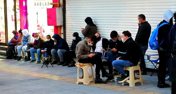 Ev sahibi olmak için sıraya girdiler