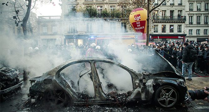 Paris'teki protestolara polisten sert müdahale