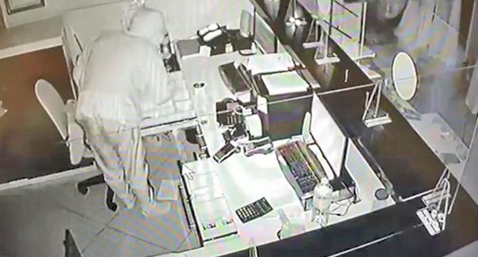 Fark edilince yakalanmamak için başına poşet geçirdi