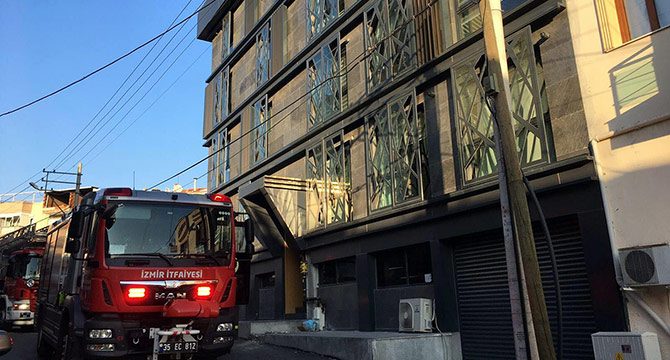 İzmir'de korkutan yangın! 5 kişi binada mahsur kaldı