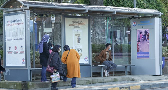 Durakta yapay zeka ekranı, maske takmayanları uyarıyor