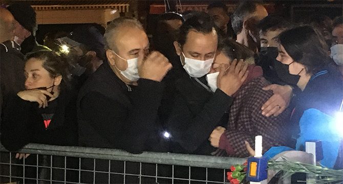 Yıkılan Rıza Bey Apartmanı önünde yürek burkan görüntüler