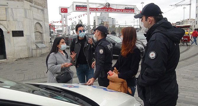 Taksim'de maske takmadıkları için ceza yiyen kadınlar, gazetecilere saldırdı