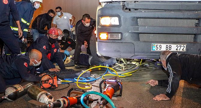 Bisikletiyle TIR'ın tekerleği altında kaldı, itfaiye kurtardı