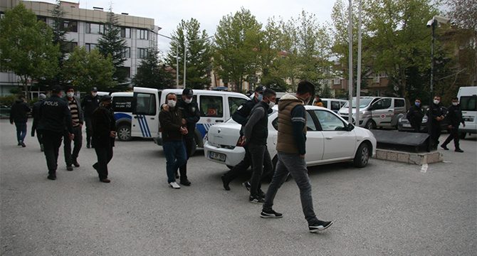 Tedbirleri hiçe sayıp asker eğlencesi yapan gençler polise saldırdı