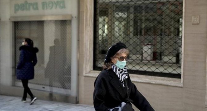 Yunanistan'da yeniden 3 haftalık karantinaya giriyor