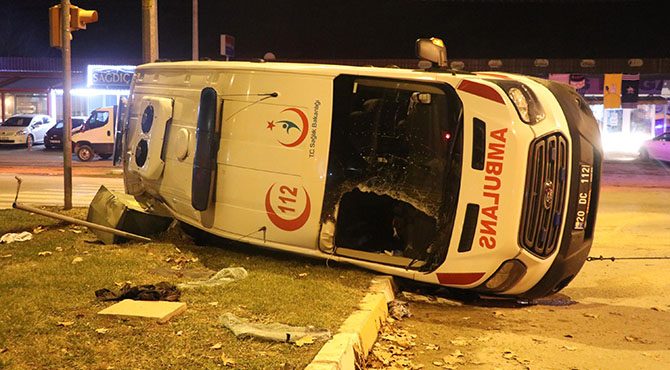 Devrilen ambulansta sağlık görevlileri bebeğe siper olmuş