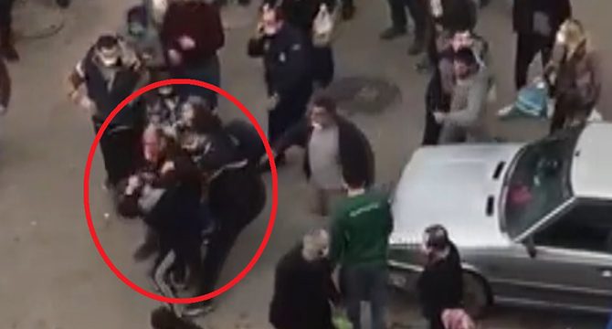 Pazar yerinde kadının darbedilme anı kamerada
