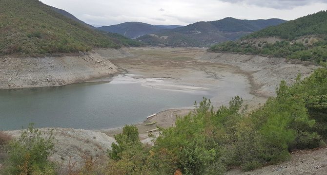 Türkiye'nin 3. büyük barajından korkutan görüntüler