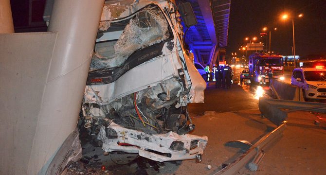 Freni boşalan kamyonetten son anda atlayarak kurtuldular