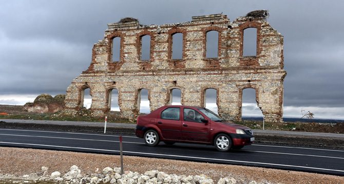 Edirne'de tarihi yapının korunması için yol kaydırıldı