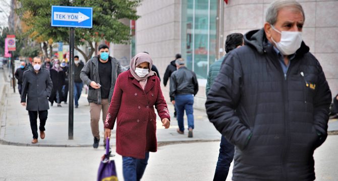Maske kullanımı yüzde 100 ama sosyal mesafe yetersiz