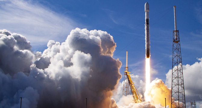 SpaceX, SiriusXM uydusunu başarıyla uzaya fırlattı