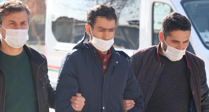 Atatürk büstünü yerinden söküp, çöp kutusuna attı