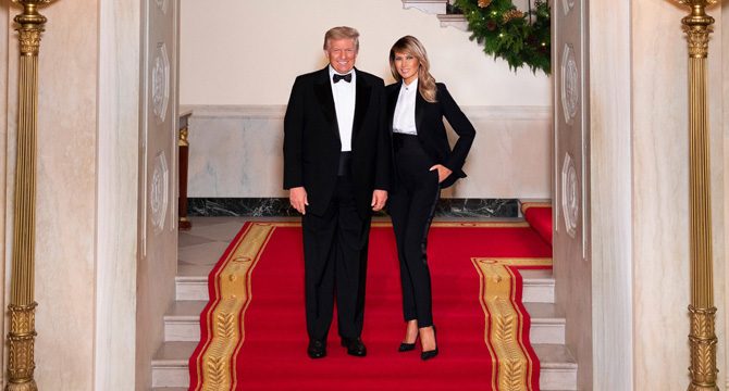 Trump çiftinden smokinli Noel pozu
