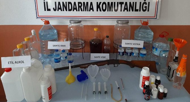 Evde hazırladığı sahte içkileri pazarda satarken yakalandı
