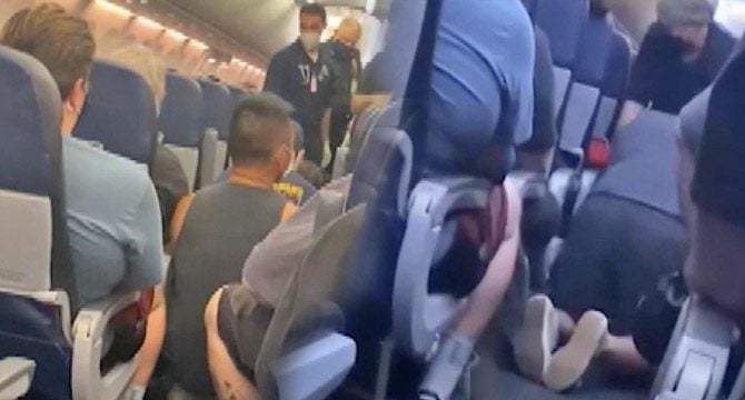 Uçakta koronadan ölen yolcunun görüntüleri ortaya çıktı
