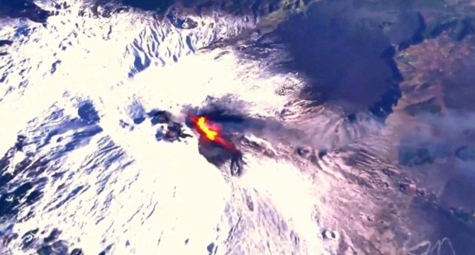 İtalya'da faaliyete geçen Etna Yanardağı uzaydan görüntülendi